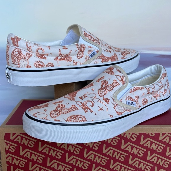 Vans Men’s Classic Slip-On 
Desert Vibes Turtledove/Tr Wht
VN0A5JLX8NL
Sneakers - Picture 9 of 16